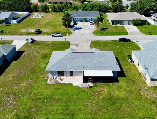 Building Photo - 4133/4135 SW 7th Pl Duplex