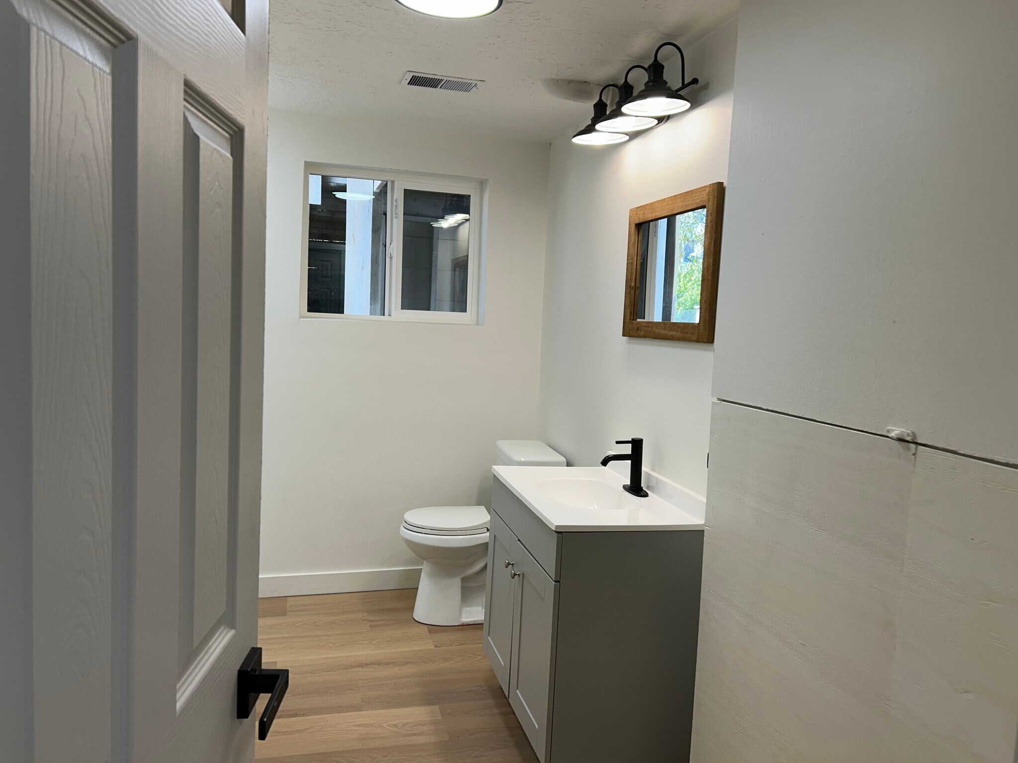 Spacious full bath - 4171 S 4900 W