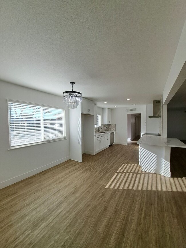 Building Photo - Beautiful 6-Bedroom Home with Pool & Outdo...