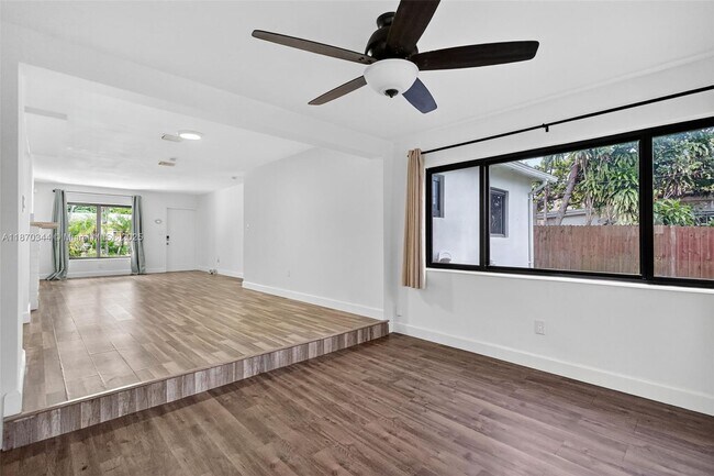 Building Photo - 606 N 28th Ave