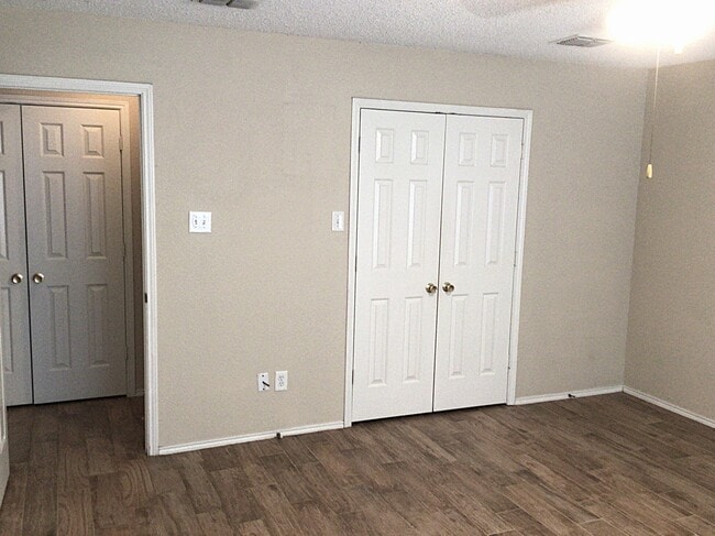Building Photo - 1012 Hampton Dr