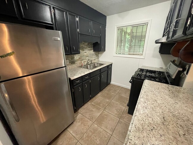 Building Photo - 6563 Franklin Delano Roosevelt Dr
