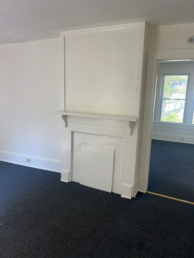 Building Photo - "Charming 2-Bedroom Retreat in Greenville – Ideal Location on W. 6th Street!"