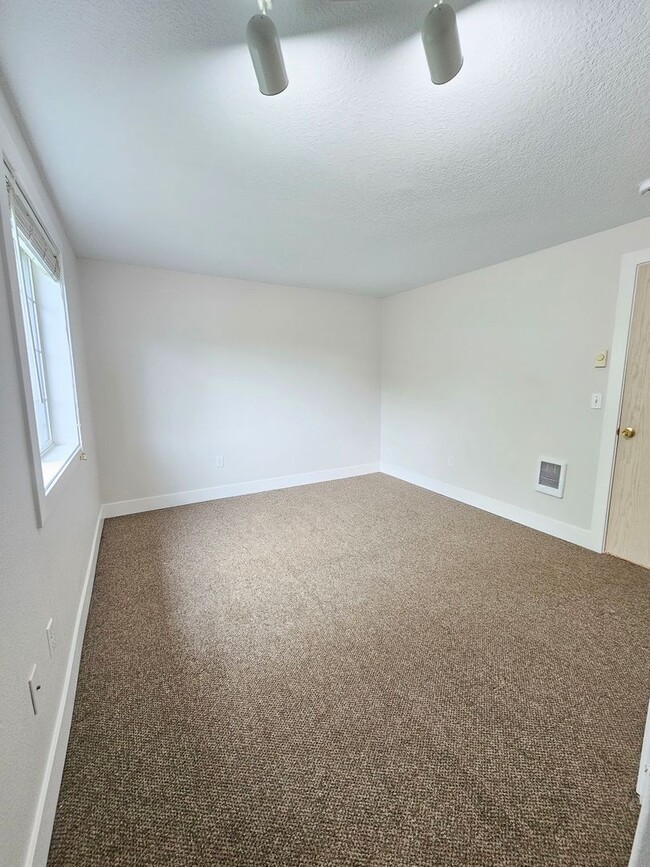 Building Photo - Large Updated 2 Bed, 1.5 Bath Townhouse w/ Washer & Dryer + Off-street Parking