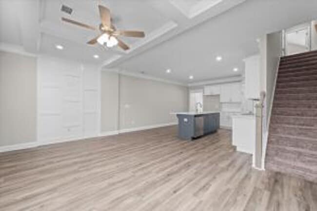 Building Photo - 1005 Linsmore Ave