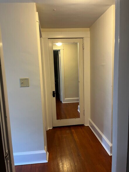 Building Photo - 423 Mitchell St