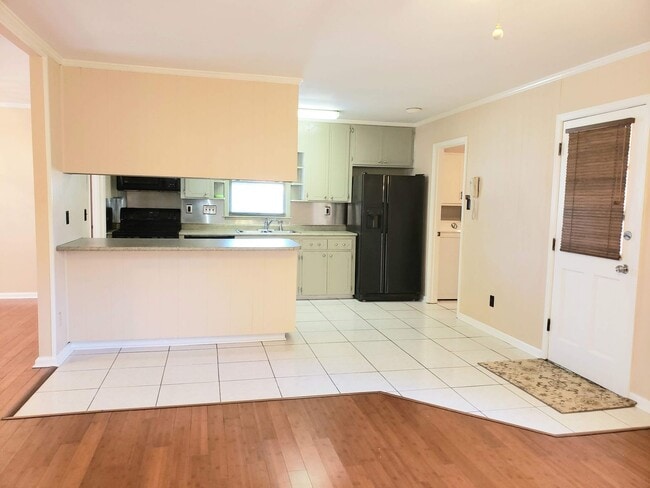 Building Photo - Spacious Corner Property!