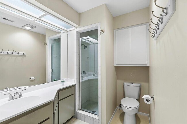 Building Photo - 6600 Valleyside Rd