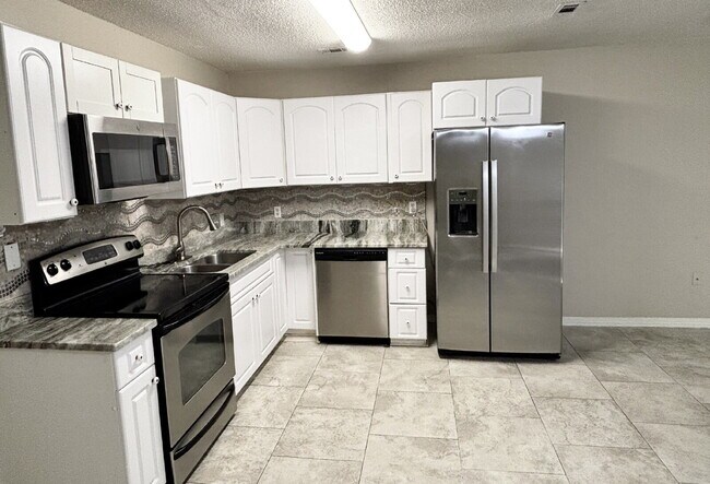 Building Photo - "Charming 3-Bedroom Townhouse in Fort Walt...