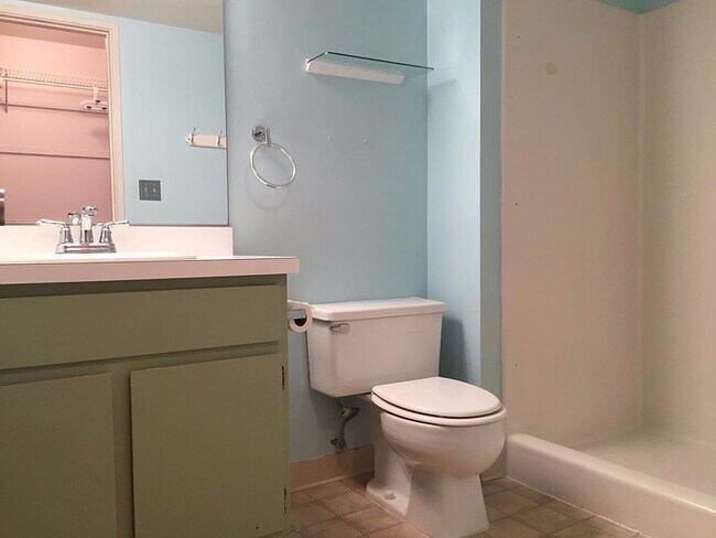 Building Photo - "Glamorous 2-Bedroom Condo with Fireplace ...