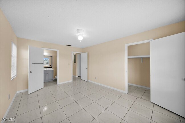 Building Photo - 4824 Lucaya Dr