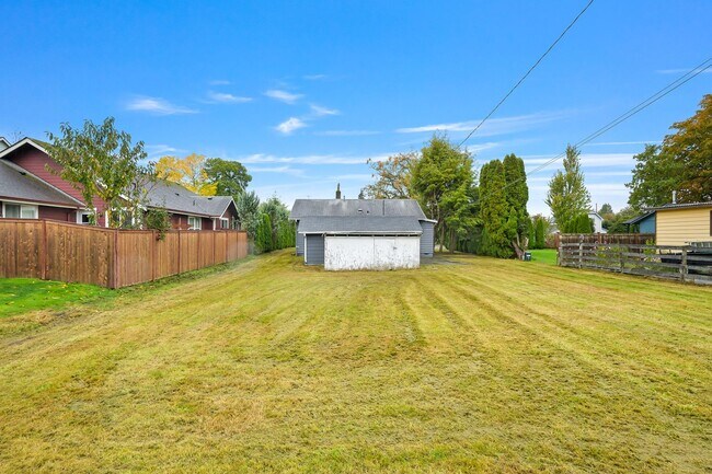 Building Photo - 2 Bedroom, 1 Bathroom Available Now!