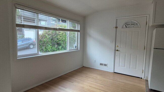 Building Photo - Amazing 2 Bedroom 1 Bath with View in NW P...