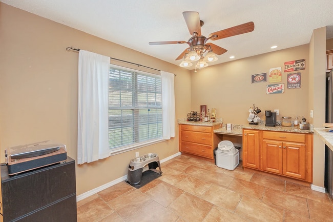 Building Photo - 4 Bedroom 2 bathroom