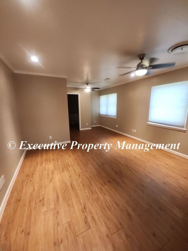 Building Photo - 1009 Robertson Ave