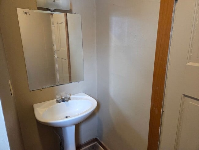 Building Photo - Freshly Updated 4 Bedroom 1 Bath Single Family Home in Marinette