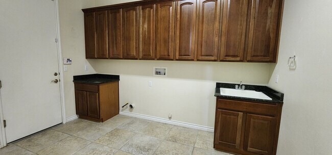 Building Photo - Spacious 5-Bedroom Home in Gated Las Vegas Community