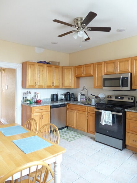 Building Photo - 828 Parker St