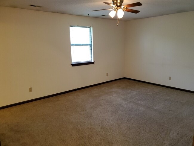Building Photo - Smithton Condo near Broadway/Hwy 63, new paint and carpet, w/d included, top level