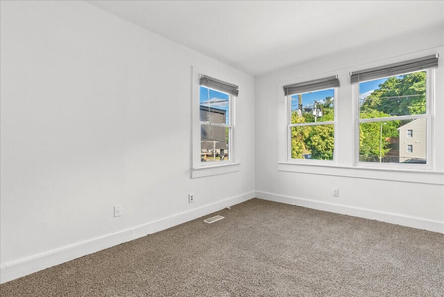 Building Photo - Room in House on Carlton Ave