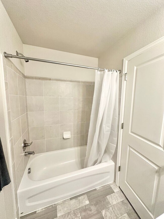 Building Photo - Beautiful townhome on Birmingham for rent!