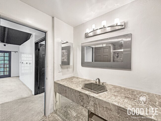 Building Photo - Stunning 2B/2.5BA Townhouse w/ W/D, Private Balconies & Pool!