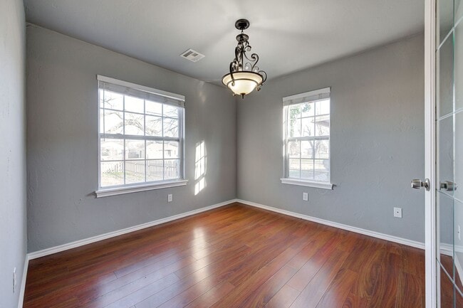 Building Photo - Move in Special !! $250 Off your First Full Month Rent! Beautiful Large 4BD/2BTH Home Near Tinker...