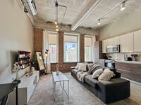 Building Photo - 555 Evergreen St