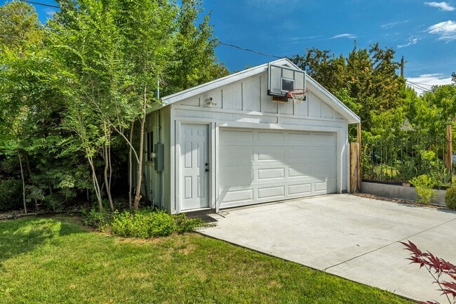 Building Photo - Elegant Yale Crest Bungalow in the Heart o...