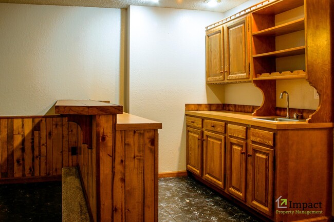 Building Photo - 8586 E Lakeview Dr