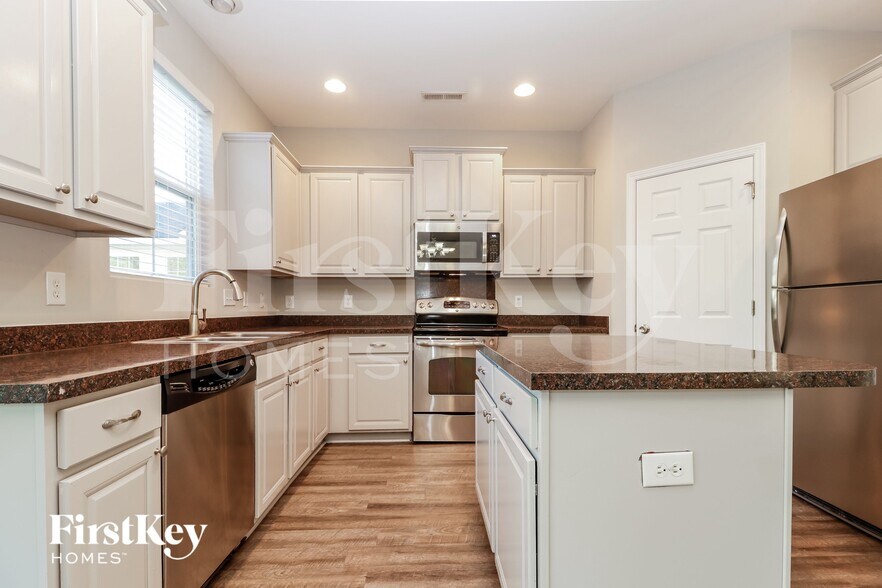 Building Photo - 426 Village Park Dr