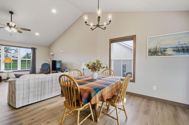 Building Photo - 557 Cannondale Ave