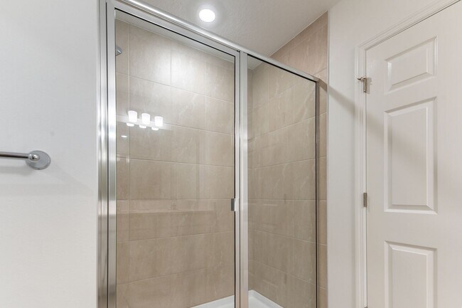 Building Photo - Beautiful Modern Town Home with Water Fron...