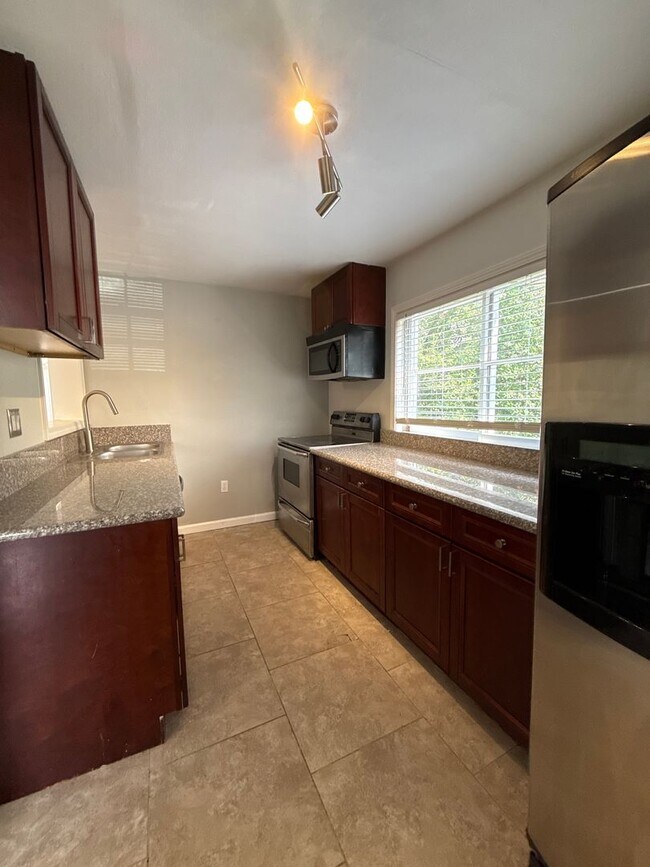 Building Photo - 1268 Eastland Rd SE