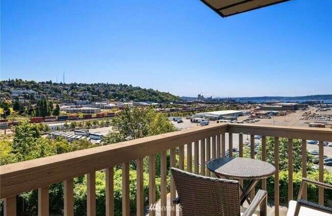 Building Photo - Magnolia Gem, Renovated for todays modern lifestyle