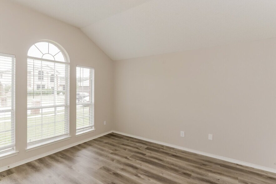 Building Photo - 2524 Hackberry Creek