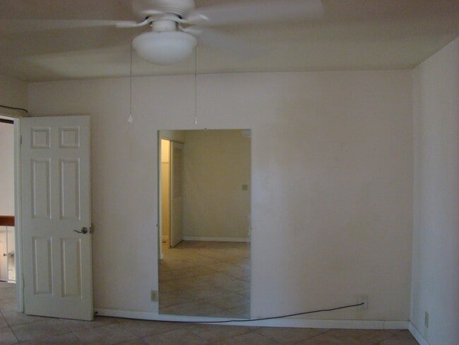 Building Photo - Spacious 3 bedroom, 3 bath, condo with a l...