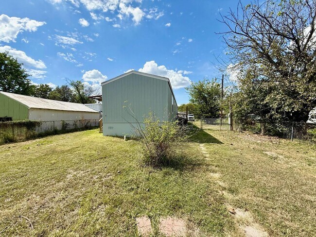 Building Photo - For Rent – Nearly New Home in Elm Mott, TX