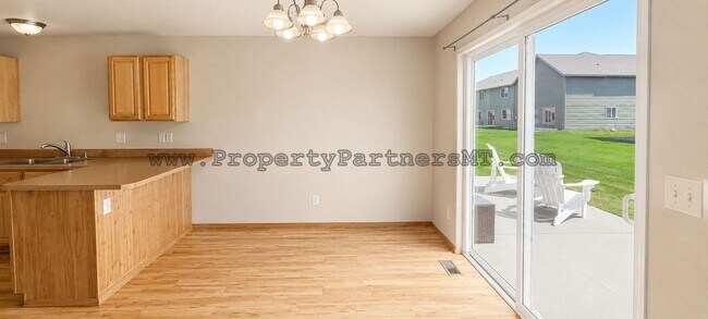 Building Photo - Very Nice 3 Bed 2.5 Bath Town house in River Rock Subdivision!