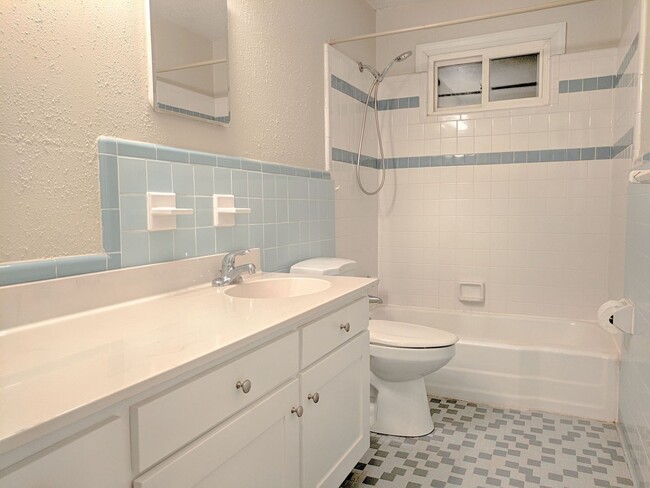 Building Photo - Super Southwest Durham home with fenced in...