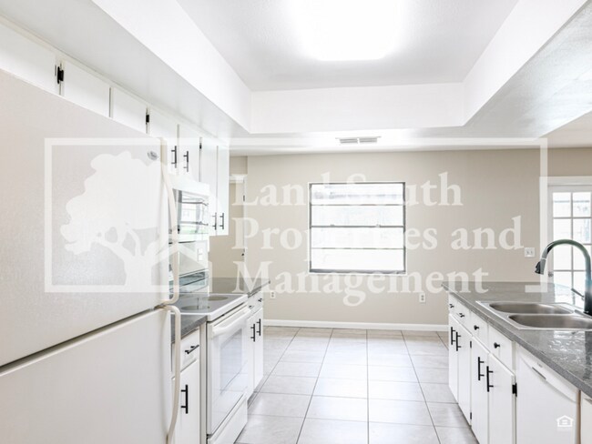Building Photo - 2190 Belaire Dr