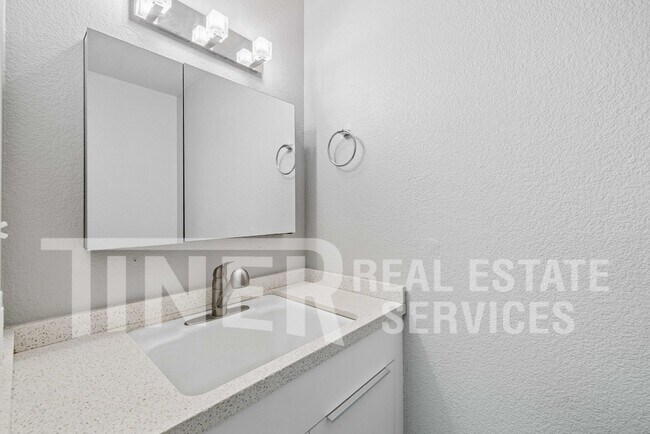 Building Photo - 5541 Ivanhoe Way