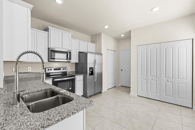 Building Photo - 46 Oarsman Xing Dr