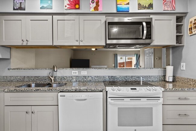 Building Photo - Charming and updated Virginia Beach townho...
