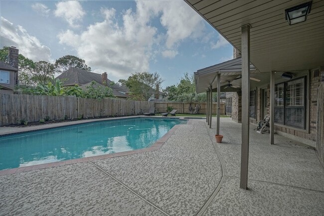 Building Photo - 2108 Lakeway Dr