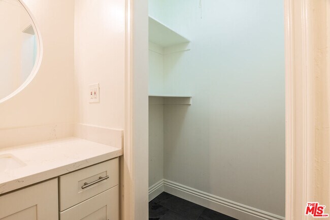 Building Photo - 445 S Mansfield Ave