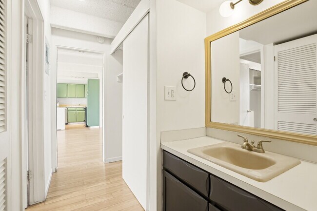 Building Photo - Spacious Cap Hill Condo with Garage Parking