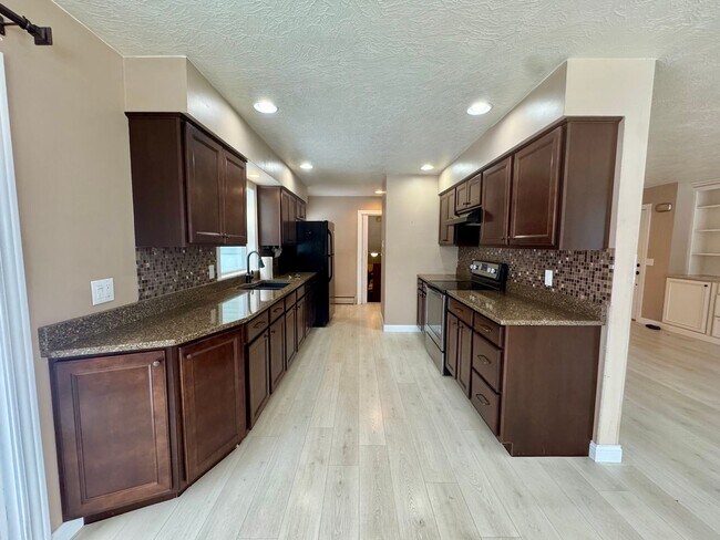 Building Photo - 4 Bedroom | 2 Bathroom Single Family Home | Renovated | Coal Valley