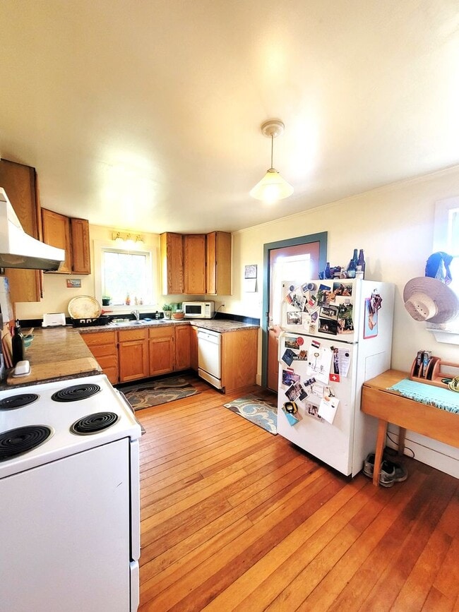 Building Photo - Charming Three Bedroom Home with Large Fen...