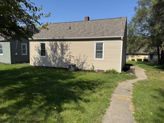 Building Photo - 2 Bedroom Single Family Home